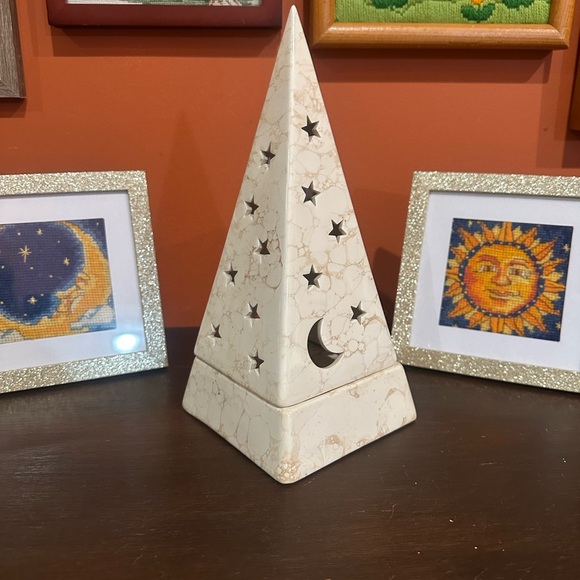 90’s party lite votive candle holder
11” tall 5” wide
celestial moon and stars - Picture 6 of 7